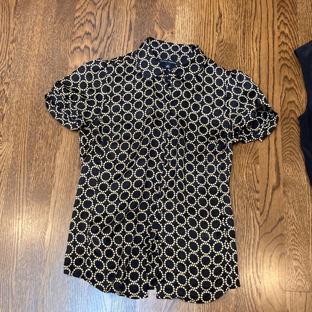 Banana Republic silk shirt flawless condition beautiful details capped sleeve